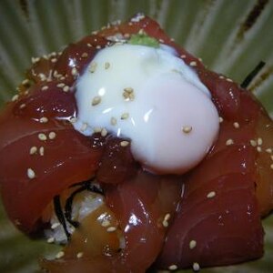 マグロの漬け温卵のせ海鮮丼